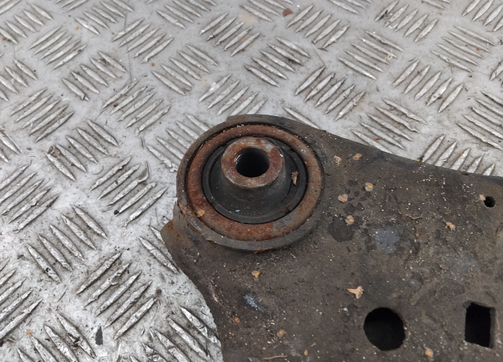 Рычаг передний правый