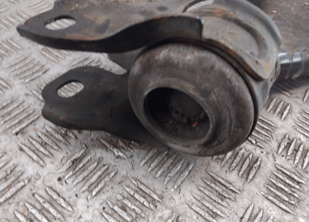 Рычаг передний правый