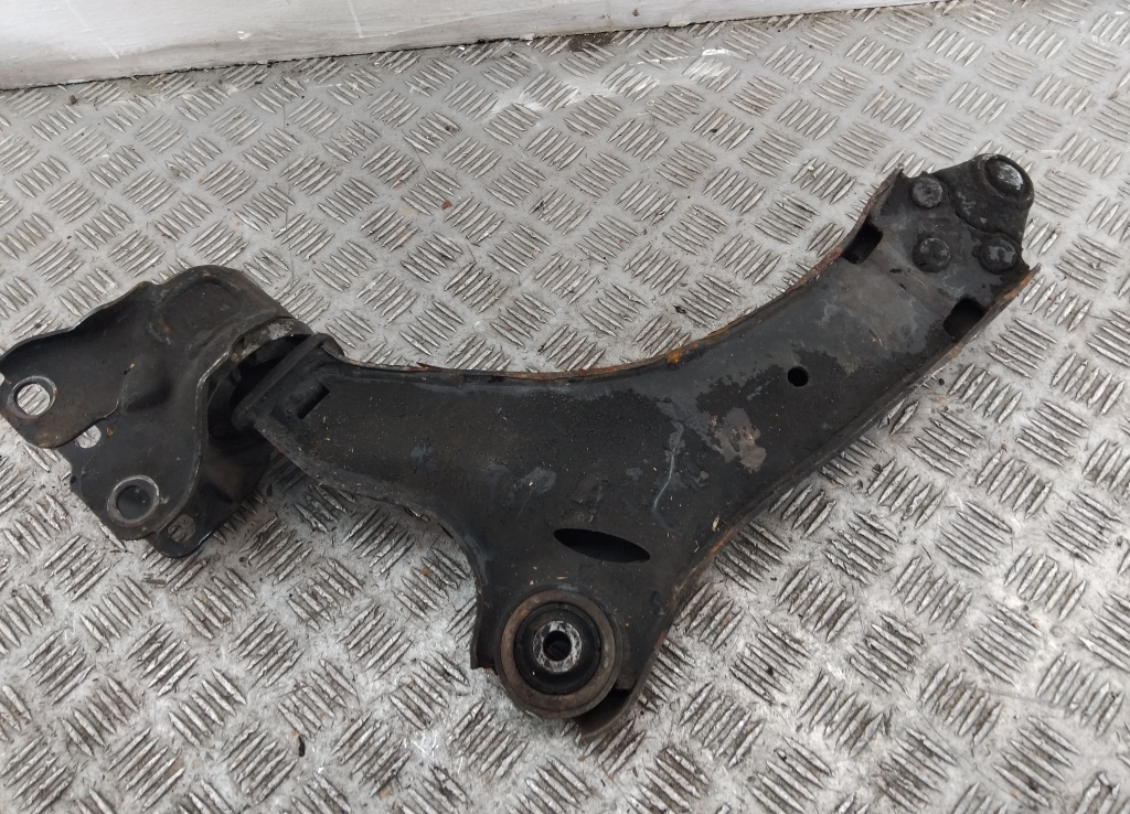 Рычаг передний правый