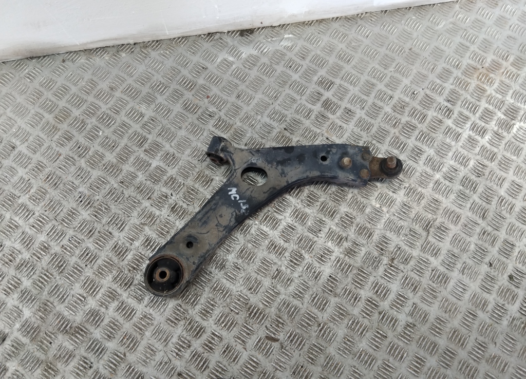 Рычаг передний правый