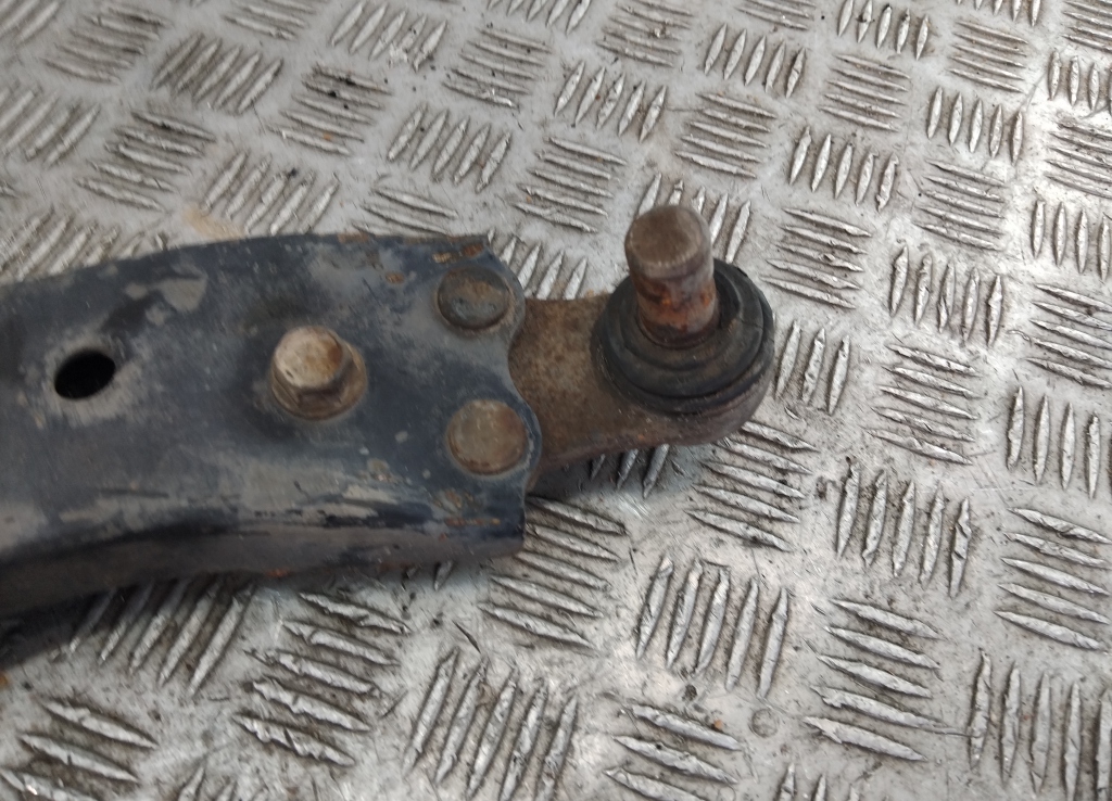 Рычаг передний правый