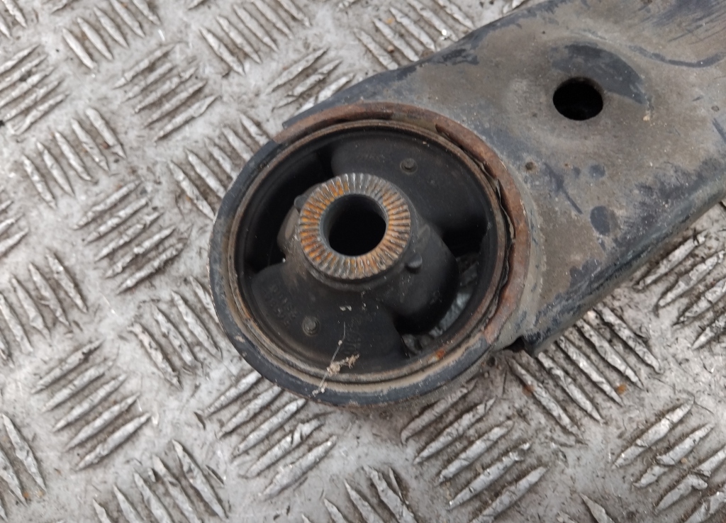 Рычаг передний правый