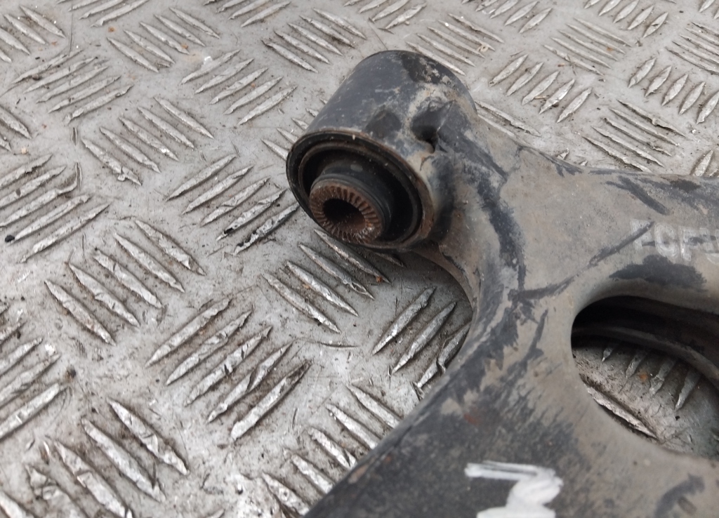 Рычаг передний правый