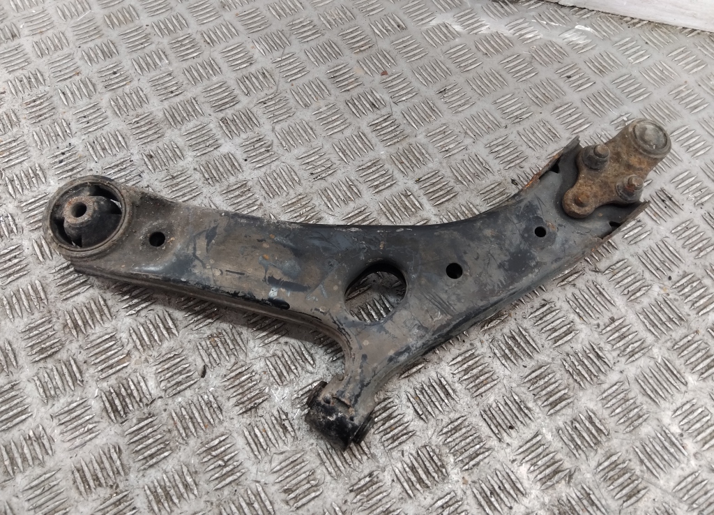 Рычаг передний правый