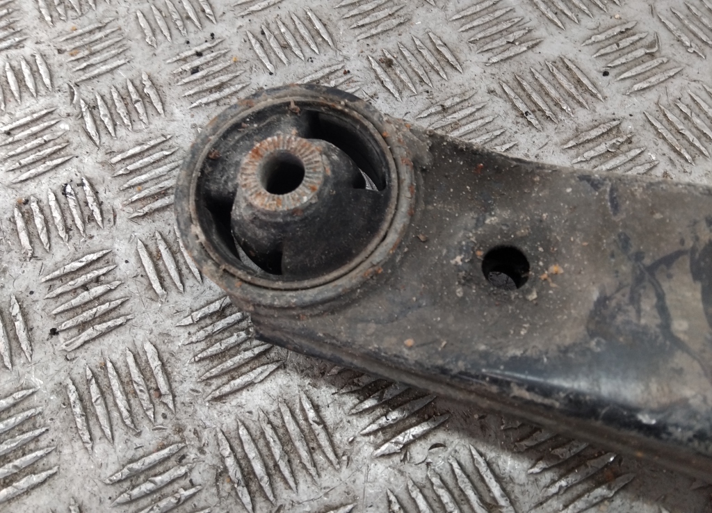 Рычаг передний правый