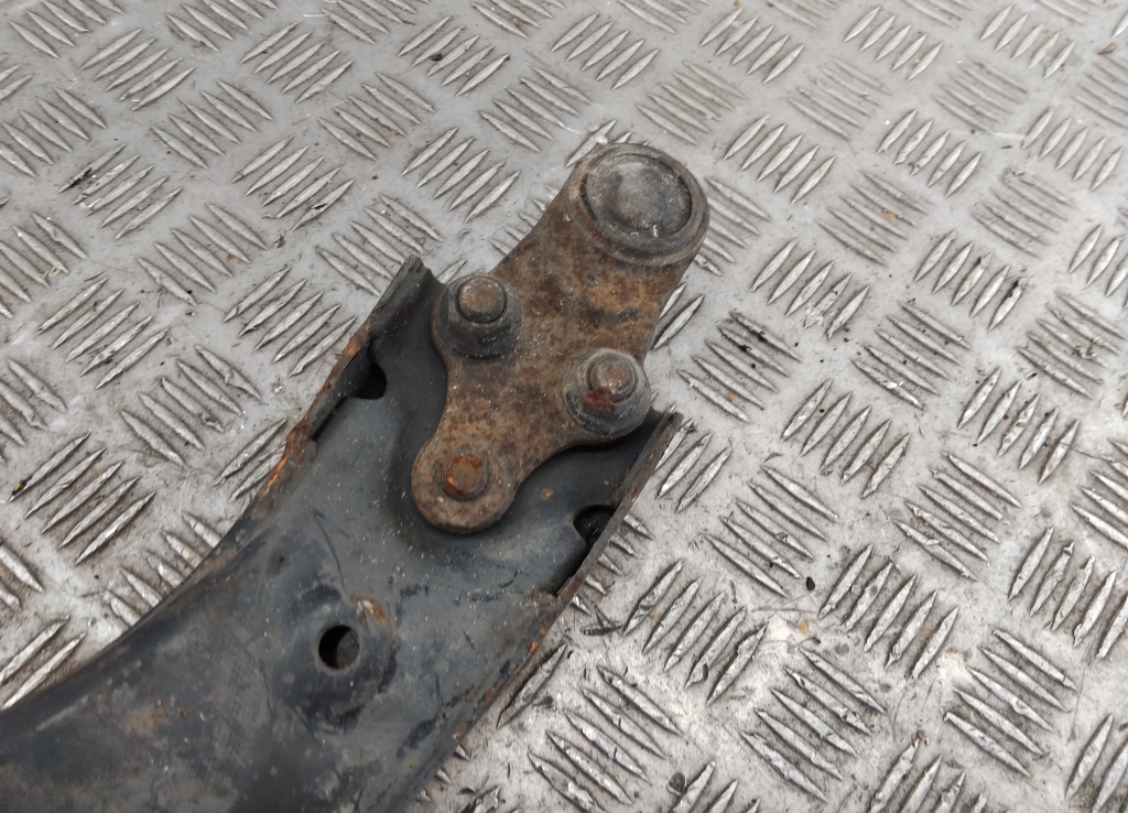 Рычаг передний правый