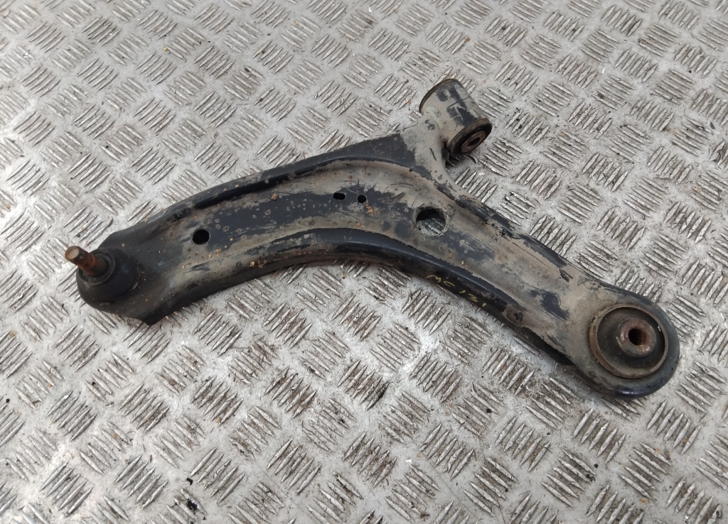 Рычаг передний левый