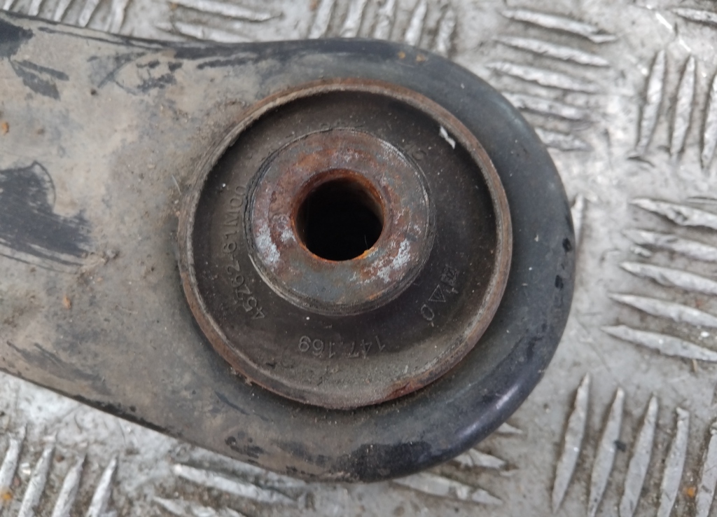 Рычаг передний левый