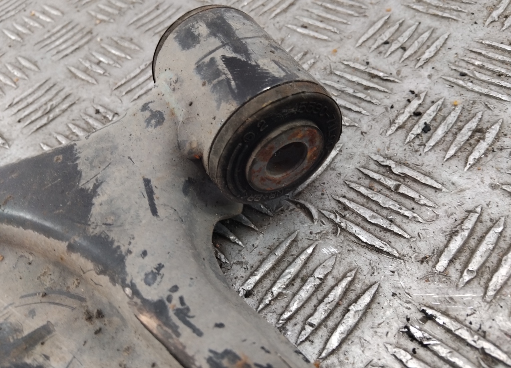 Рычаг передний левый