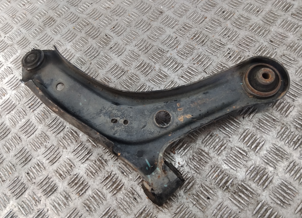 Рычаг передний левый