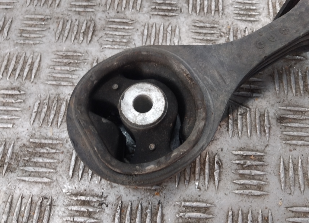 Опора двигателя задняя