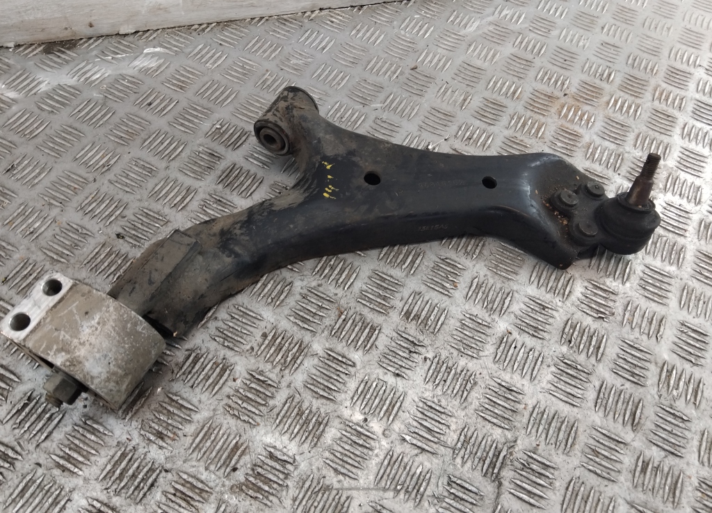 Рычаг передний правый