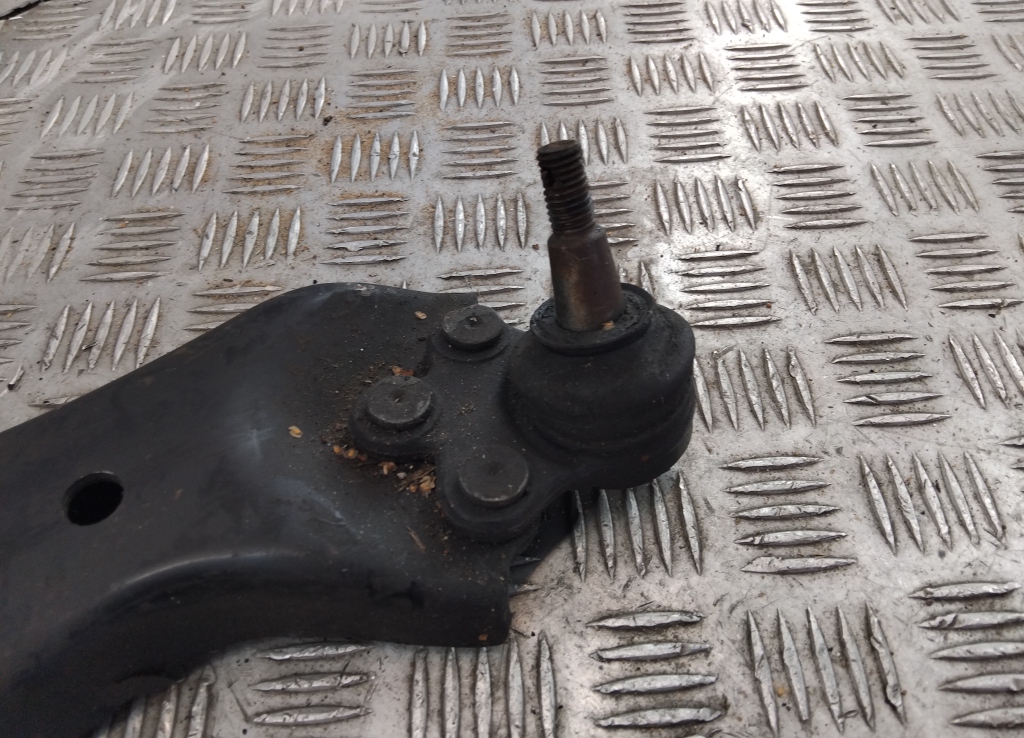 Рычаг передний правый