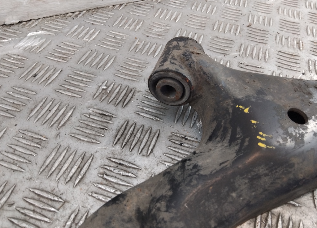 Рычаг передний правый