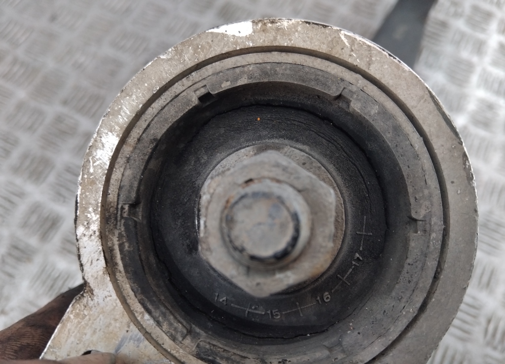 Рычаг передний правый