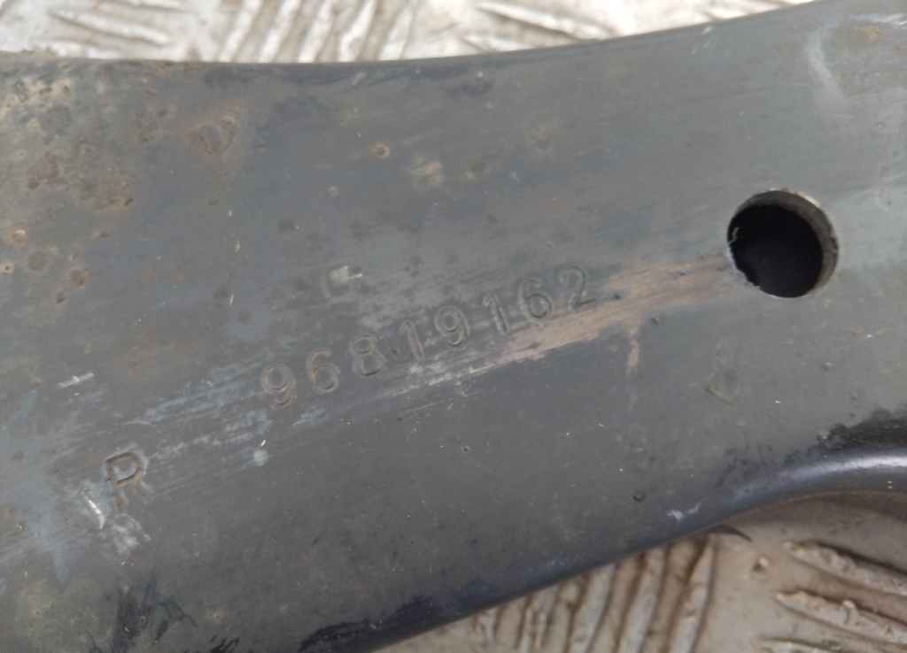 Рычаг передний правый