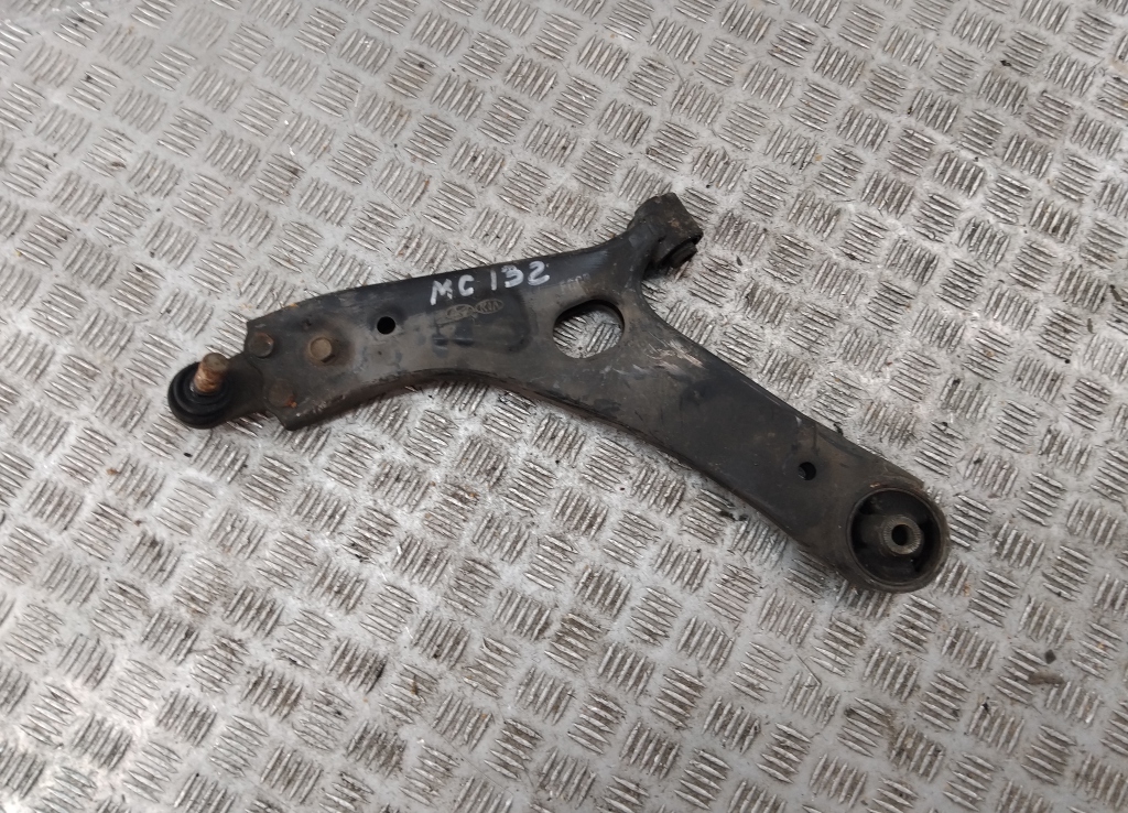 Рычаг передний левый