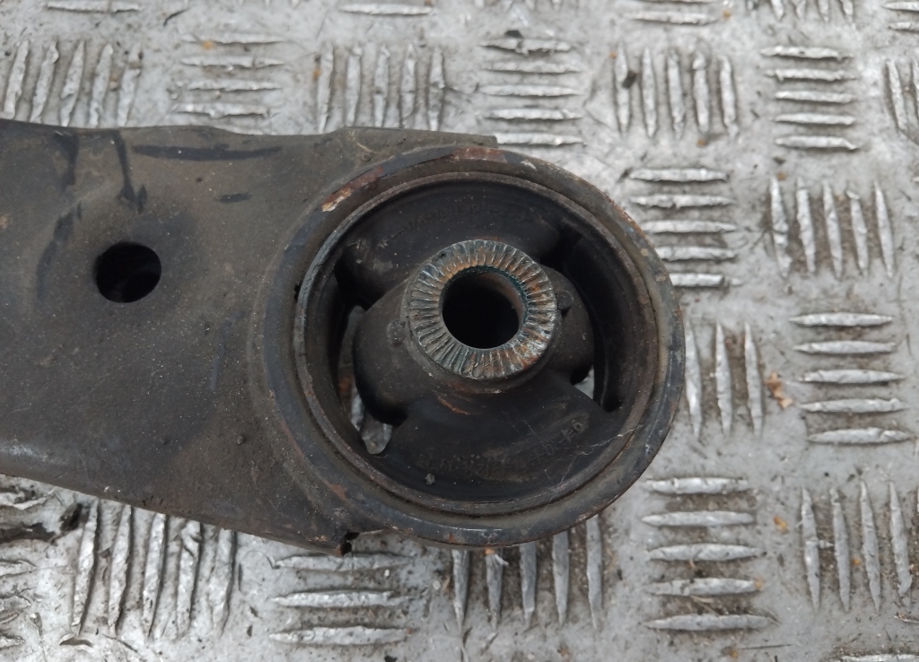 Рычаг передний левый