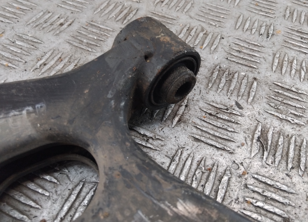 Рычаг передний левый