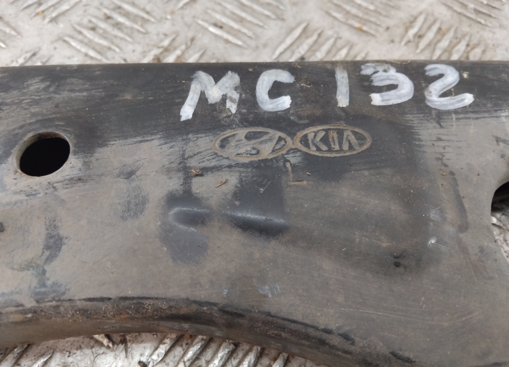 Рычаг передний левый