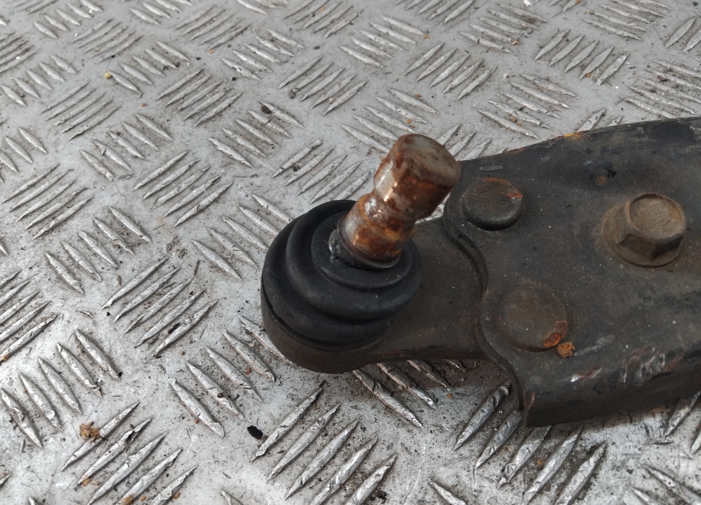 Рычаг передний левый