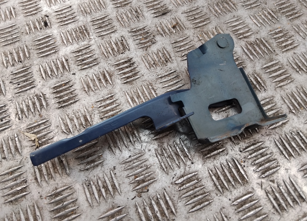 Петля капота левая