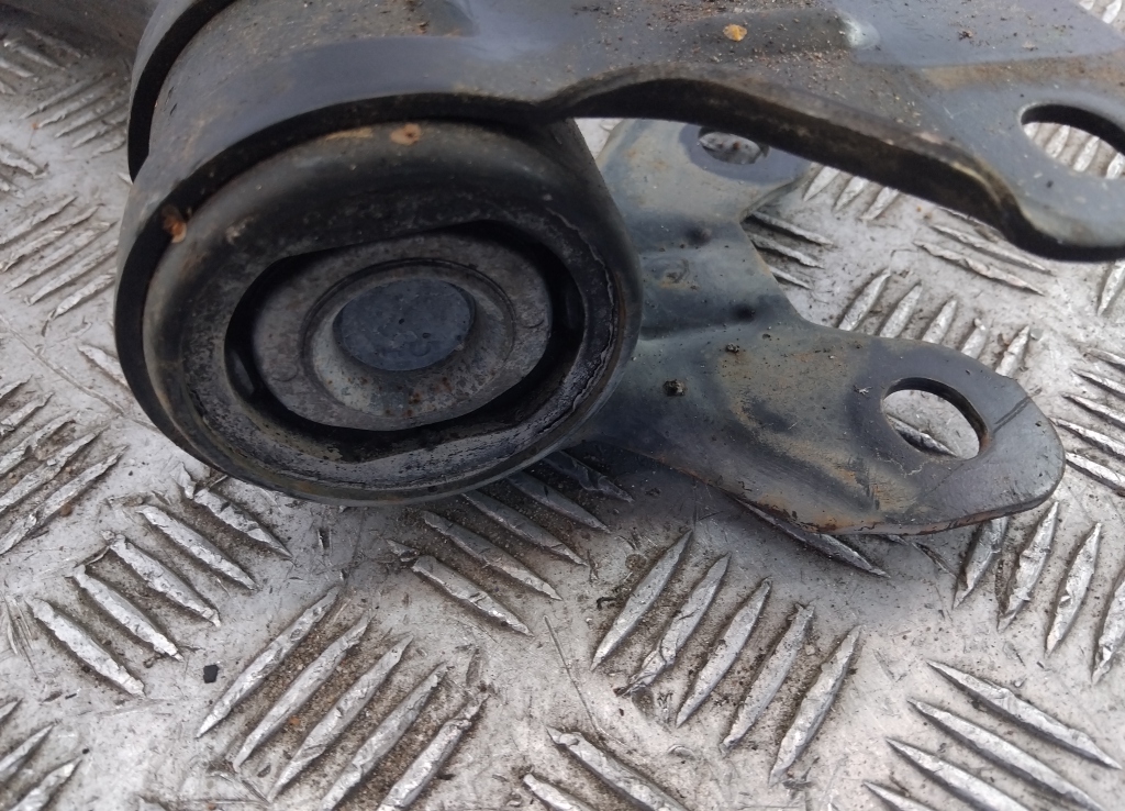 Рычаг передний левый