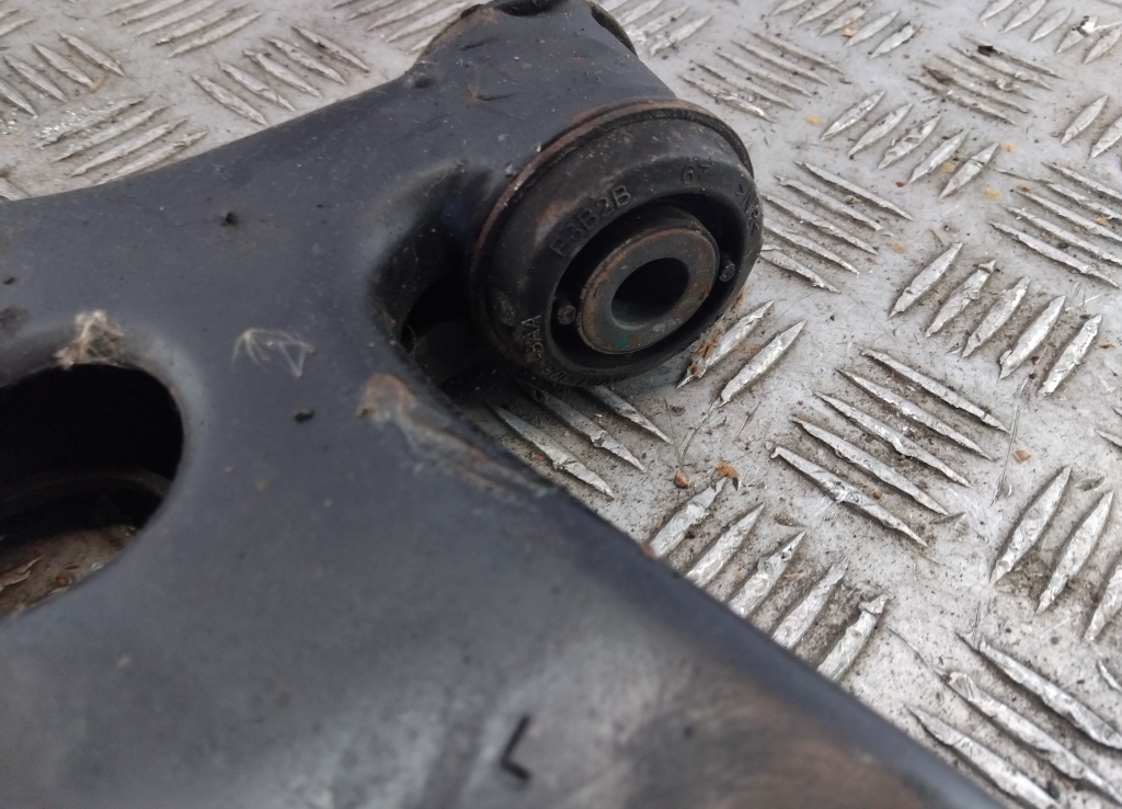 Рычаг передний левый