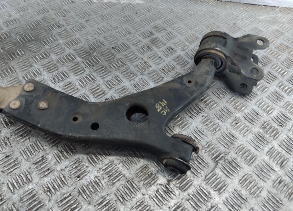 Рычаг передний левый