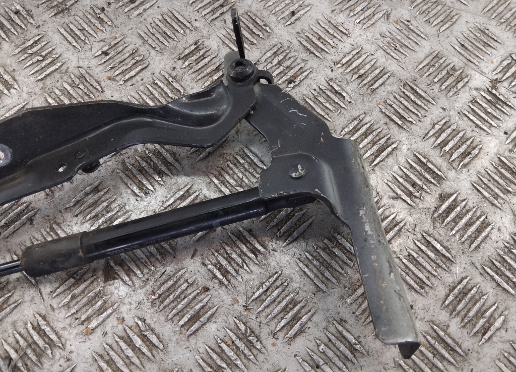 Петля капота правая