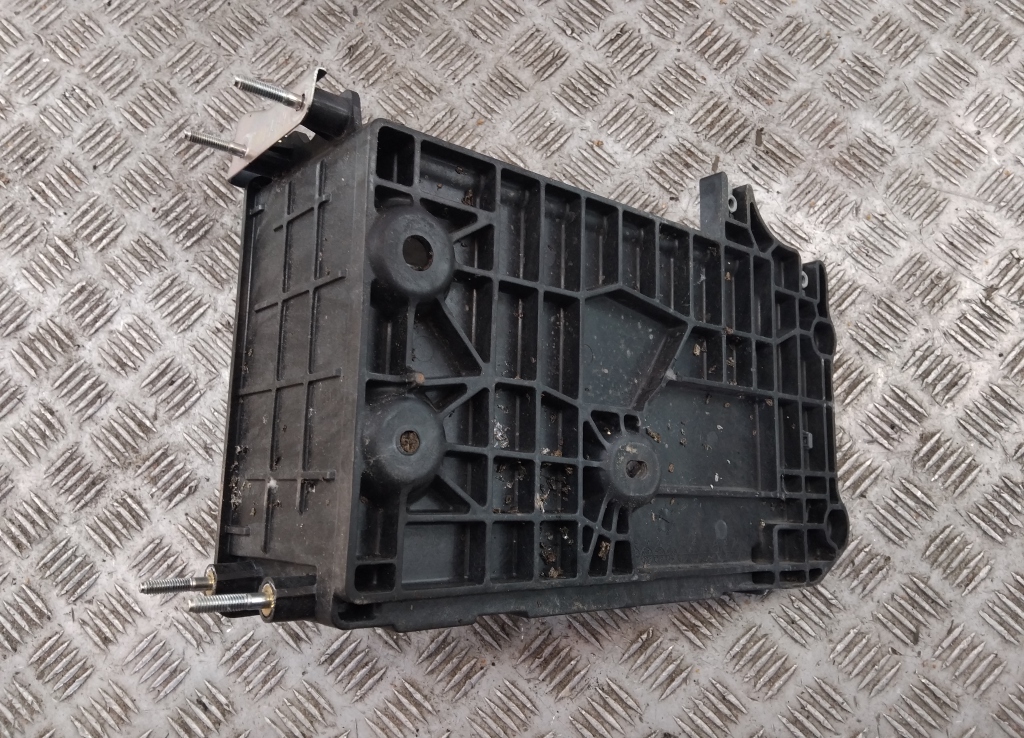 Площадка под аккумулятор (АКБ)