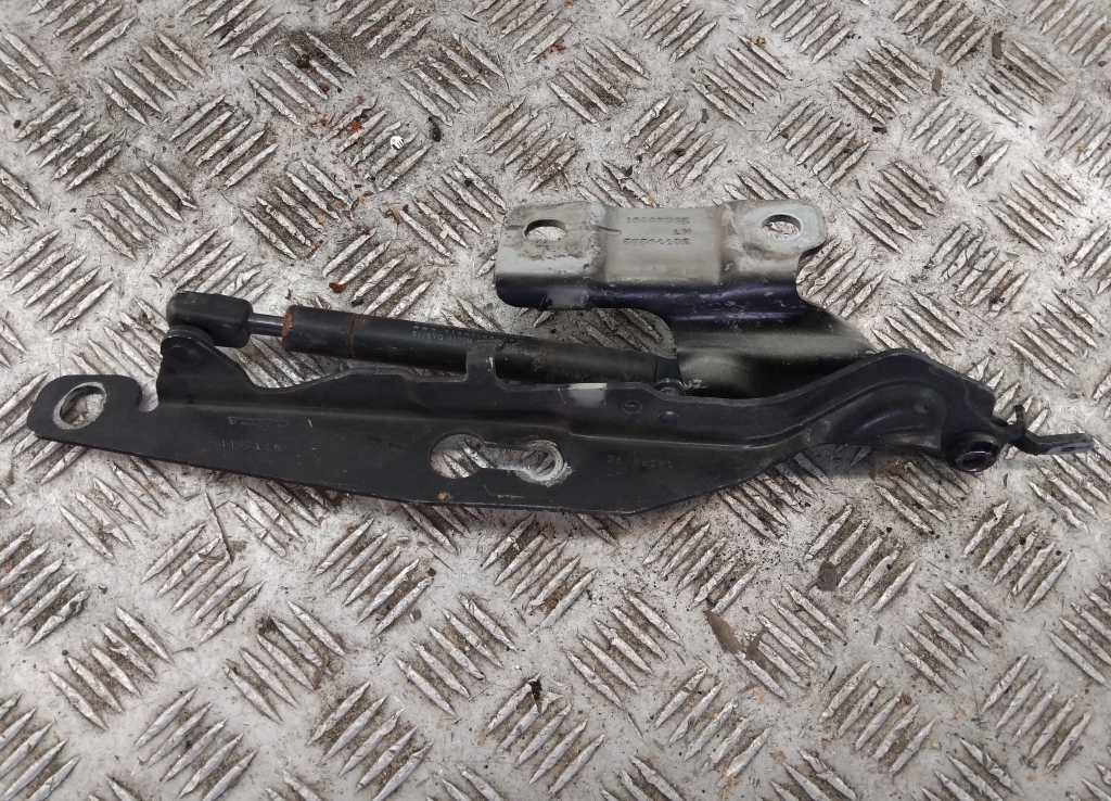 Петля капота левая