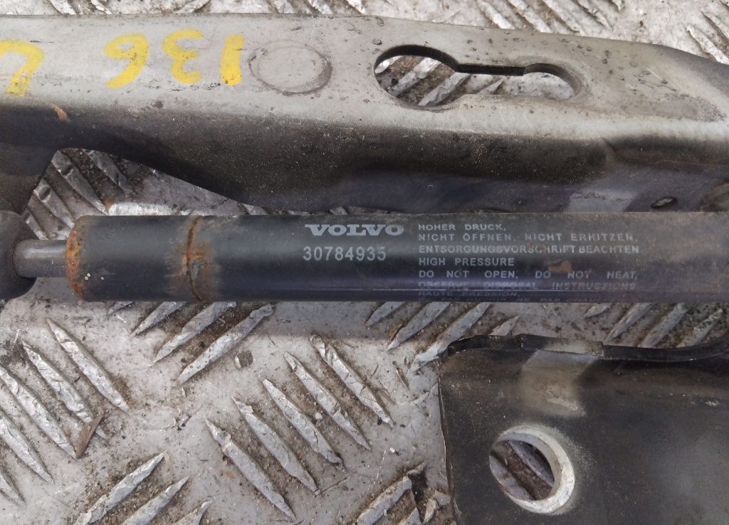 Петля капота левая