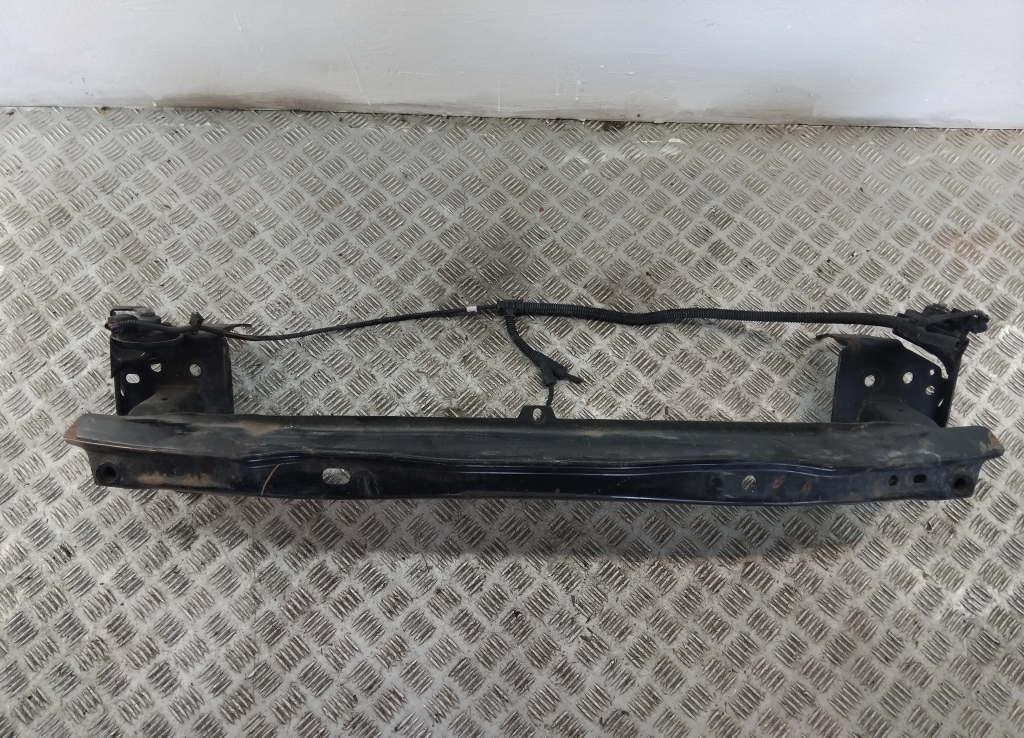 Усилитель переднего бампера