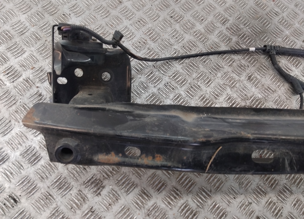 Усилитель переднего бампера