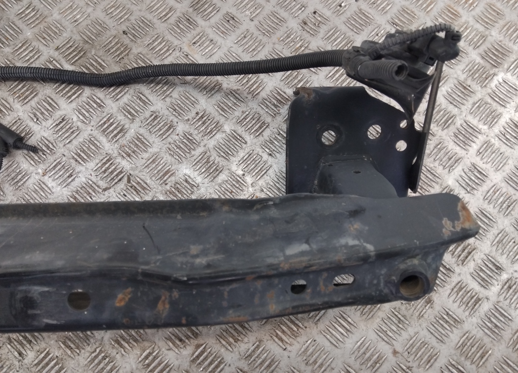 Усилитель переднего бампера