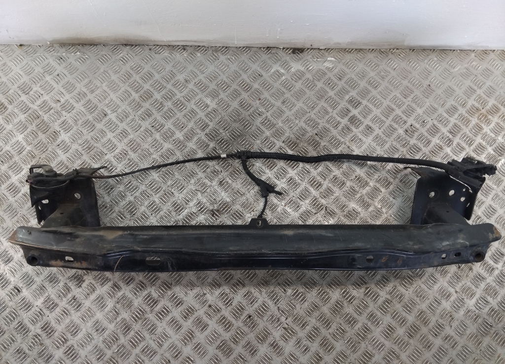 Усилитель переднего бампера