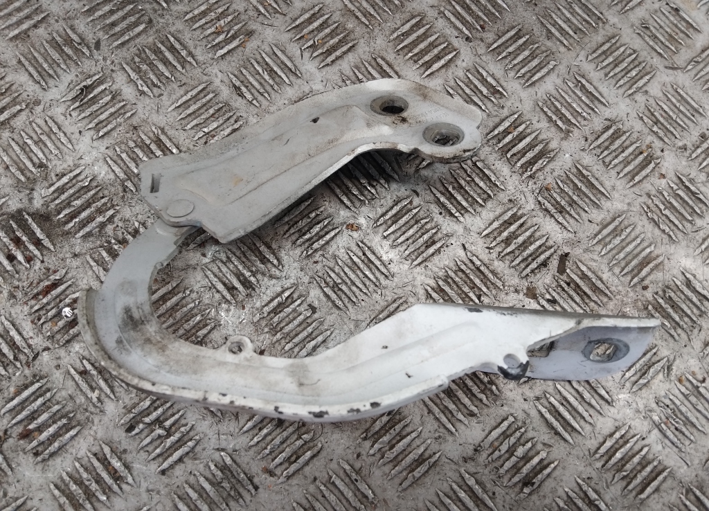 Петля капота правая