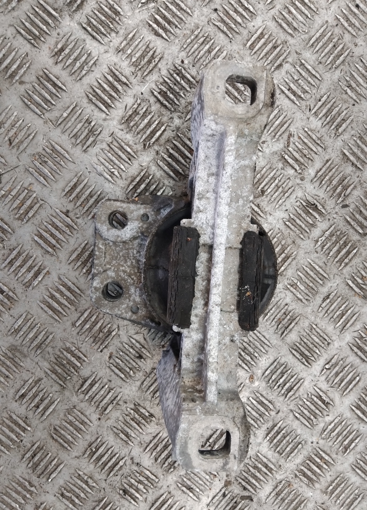 Опора двигателя правая