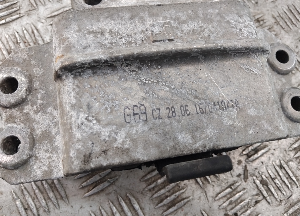 Опора КПП левая