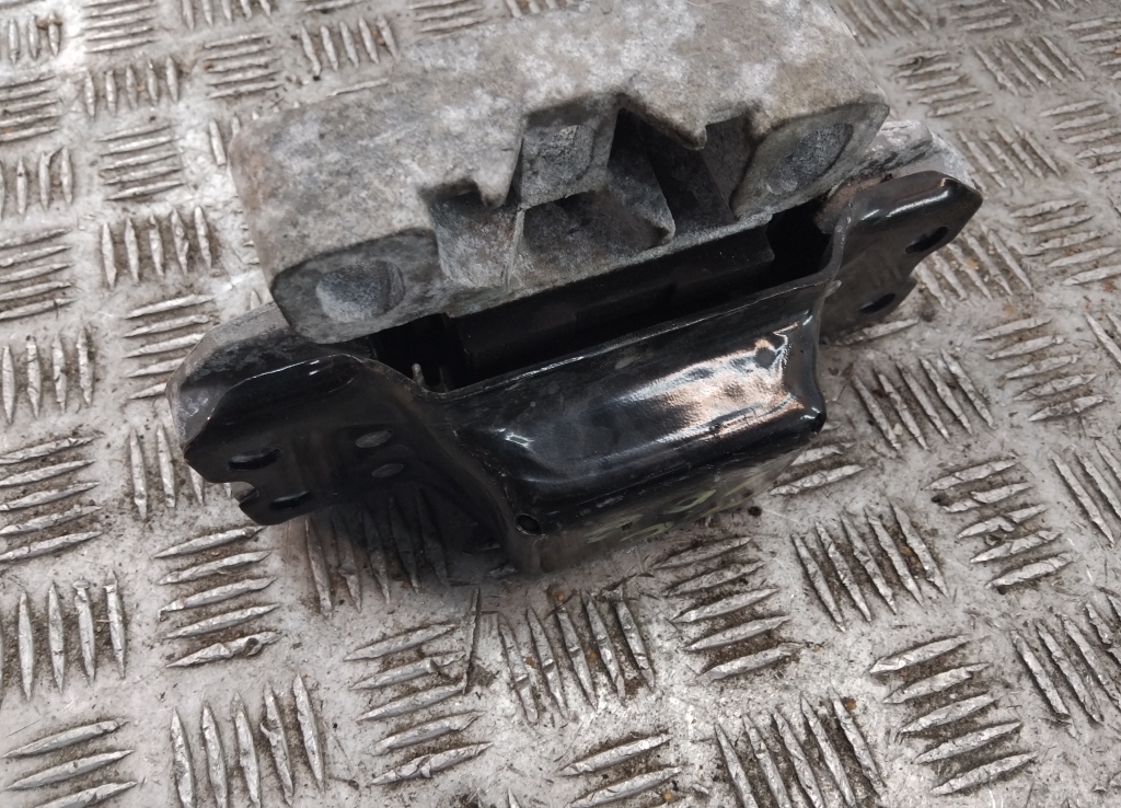 Опора КПП левая