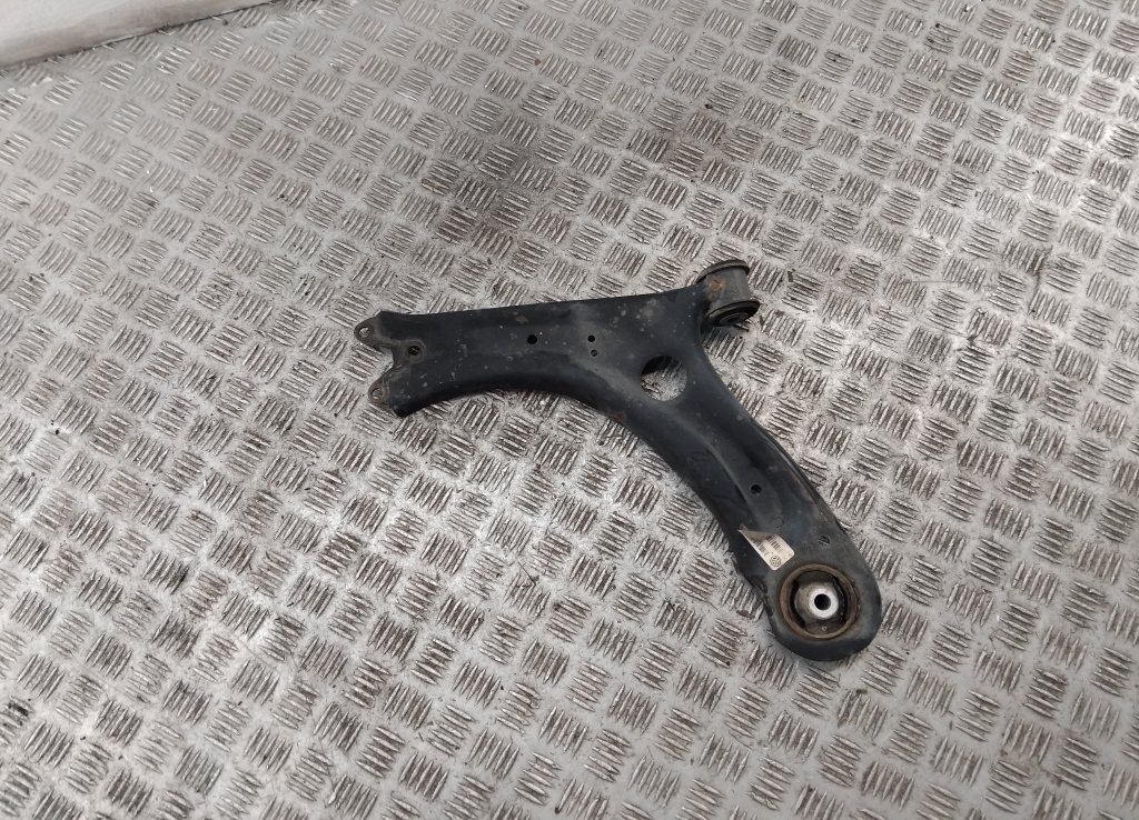 Рычаг передний левый