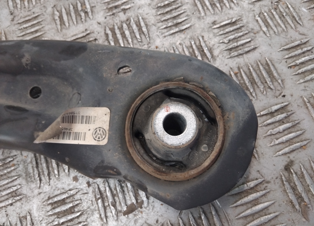 Рычаг передний левый