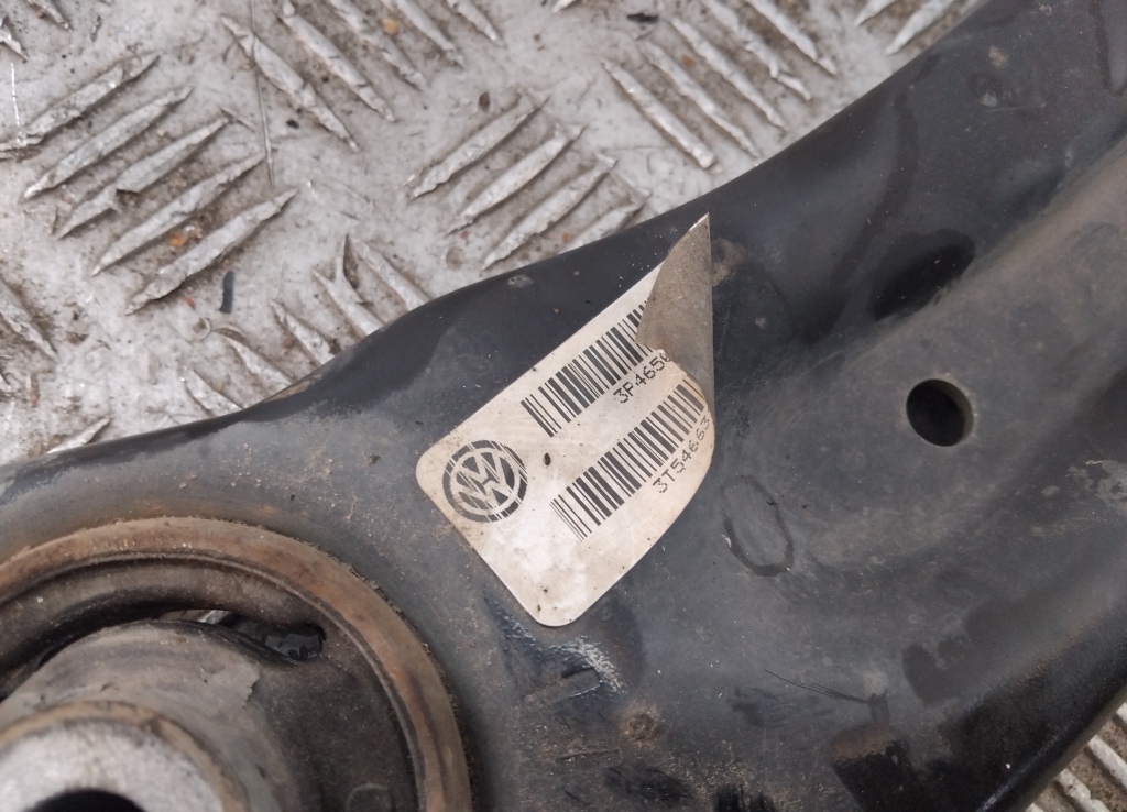 Рычаг передний левый