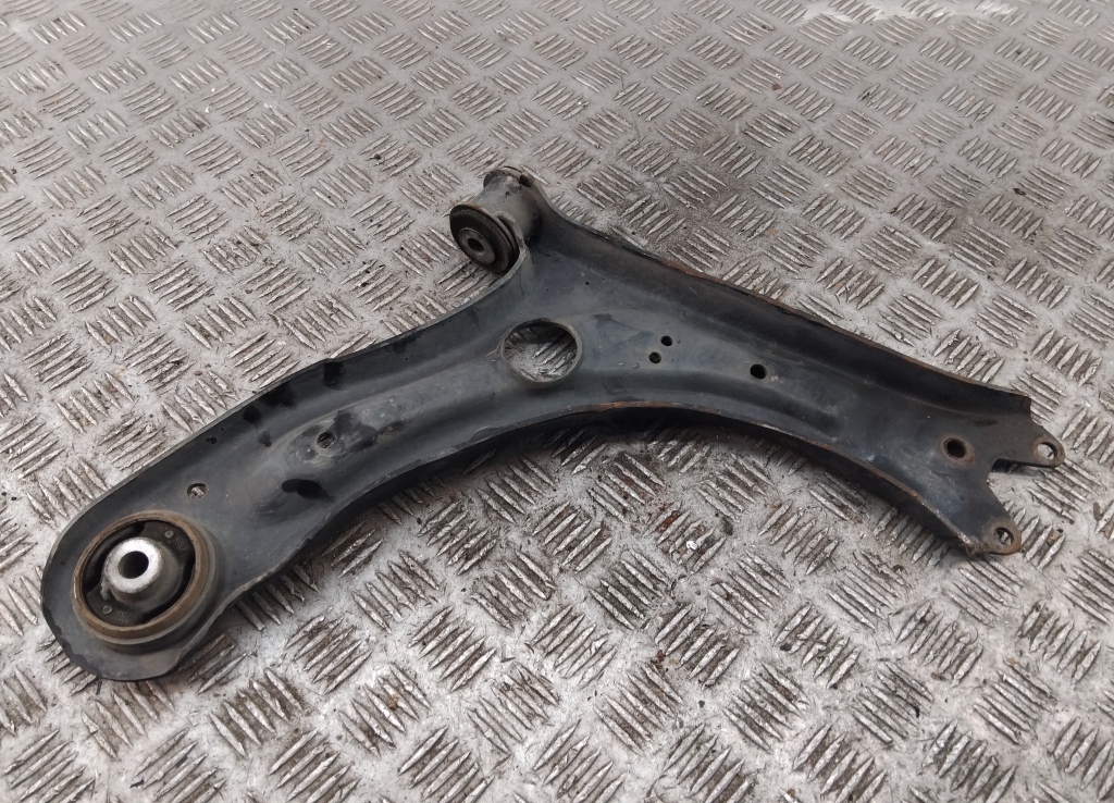 Рычаг передний левый