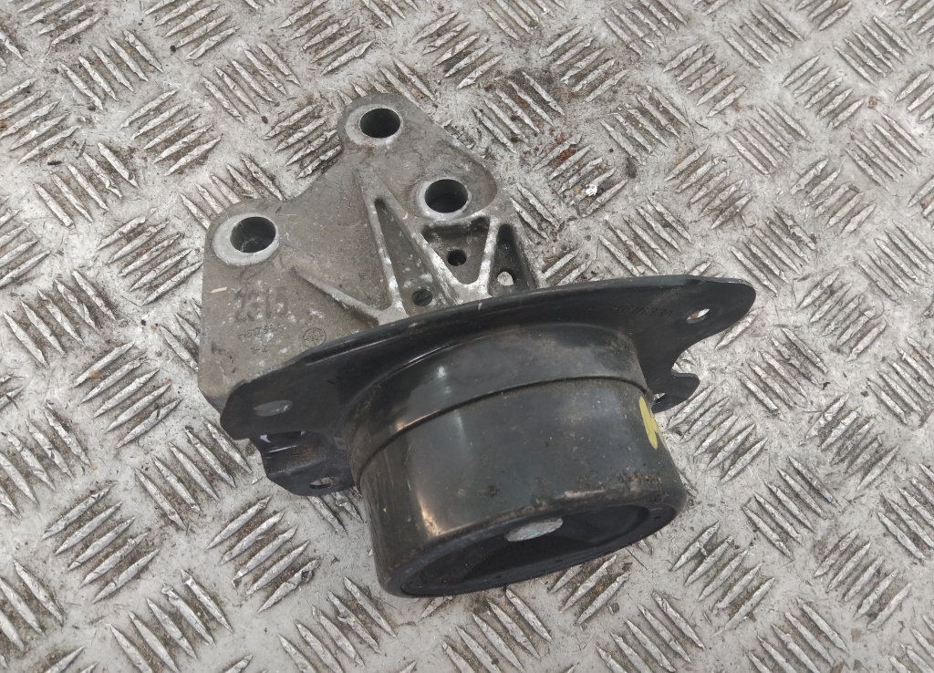 Опора двигателя левая
