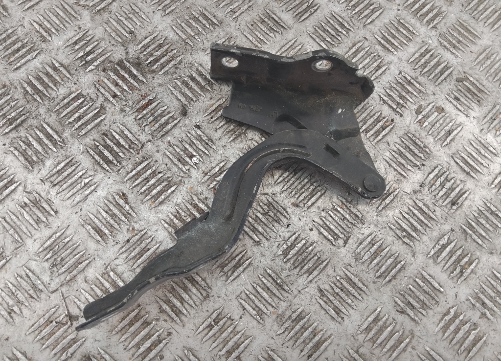 Петля капота левая