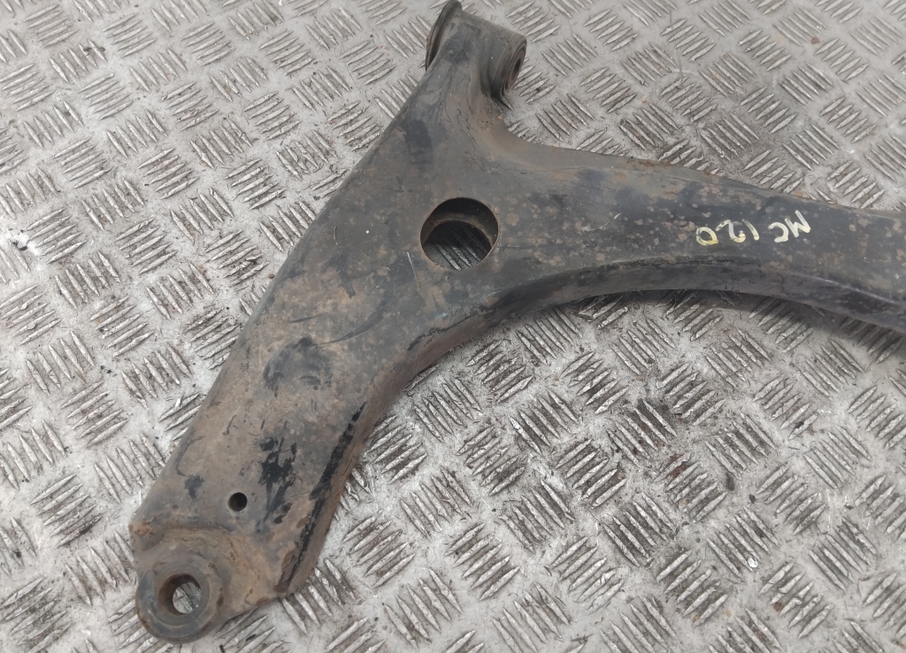 Рычаг передний левый