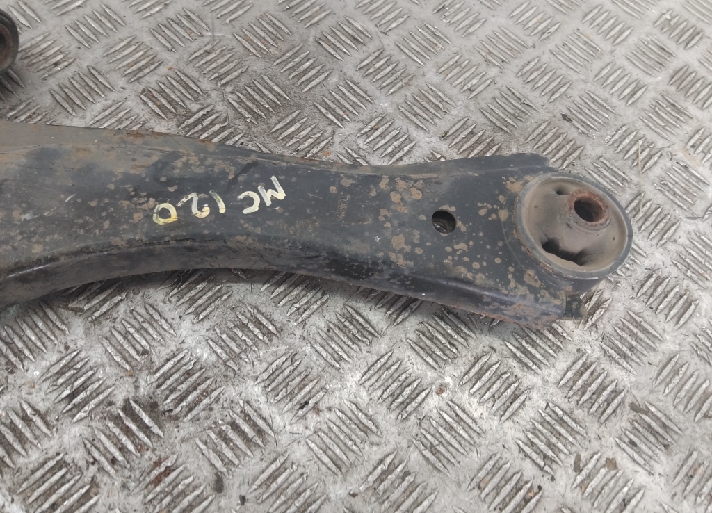 Рычаг передний левый