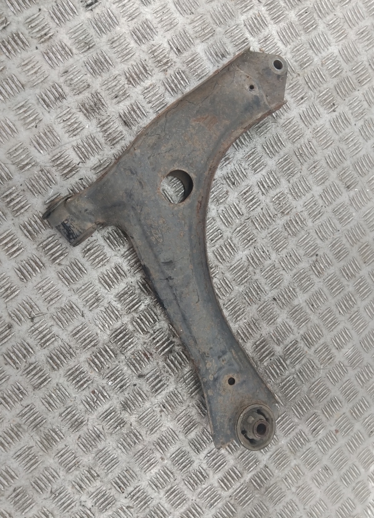 Рычаг передний левый